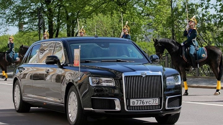 Με τη νέα λιμουζίνα του πήγε να ορκιστεί ο Πούτιν – Το «τέρας» του Ρώσου Προέδρου που προκαλεί δέος (εικόνες)